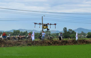 Trình diễn phun thuốc BVTV bằng thiết bị bay không người lái