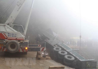 Cao Bằng: Quốc lộ 34 tê liệt hơn một ngày vì xe tải tụt bánh