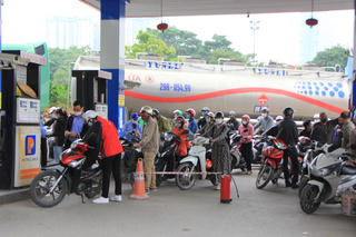 Lo ngại giá xăng tăng, người dân ùn ùn đi mua trước giờ tăng giá 