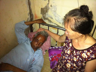 Tông gãy chân cụ ông rồi bỏ ngoài nghĩa trang