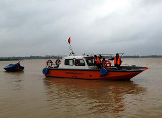 Lai dắt một thuyền ngư dân đến tránh lụt vào bờ an toàn