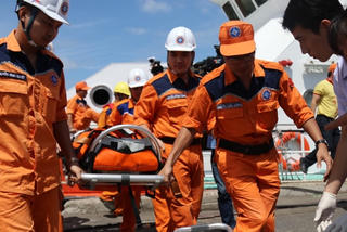Cứu ngư dân gặp nạn và tàu cá hỏng máy giữa biển