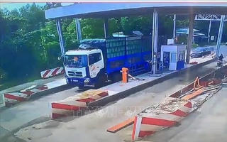 Xô xát ở trạm thu phí, hai người bị thương