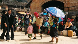 Ai đi chơi chợ, đi cùng…