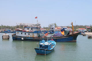 Thiếu bạn thuyền đi biển tàu cá phải nằm bờ