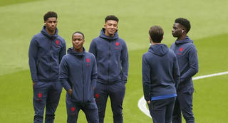 Đá hỏng Penalty, 3 cầu thủ Anh bị cổ động viên phân biệt chủng tộc