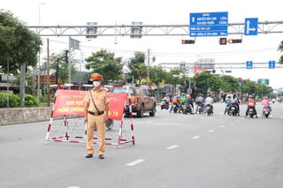 TP Hồ Chí Minh bỏ chốt kiểm soát nhưng người dân vẫn không được ra đường
