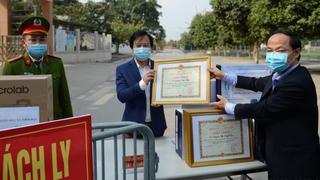 Hiệu trưởng và 5 cán bộ Trường tiểu học Xuân Phương nhận Giấy khen