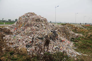 'Rác tặc' hoành hành trên đại lộ nghìn tỉ