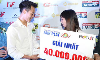 Nhận giải Fairplay, Văn Toàn tặng hết tiền thưởng cho nữ đồng nghiệp