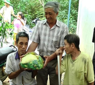 Đồng Tháp: Tặng quà cho hộ nghèo nhiễm chất độc da cam/dioxin