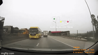 Xe tải và xe khách nối đuôi nhau đi ngược chiều trên QL1A gây phẫn nộ