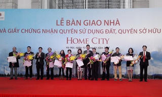 Hà Nội lần đầu tiên bàn giao nhà kèm sổ đỏ