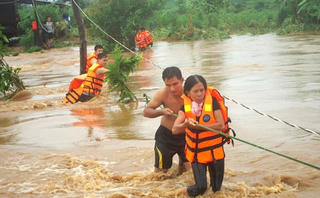 'Bom nước' treo trên đầu dân