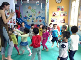 Dạy tiếng Anh cho trẻ mầm non:  Nên là cuộc dạo chơi