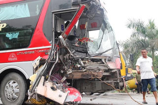 20 hành khách hoảng loạn khi xe khách đấu đầu xe tải