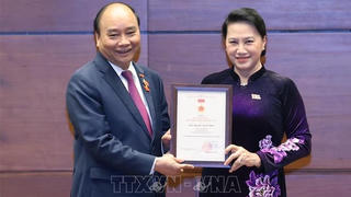 Trao Kỷ niệm chương tặng các đại biểu Quốc hội khóa XIV