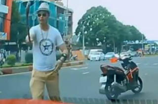 Nhà sư vô cớ 'đánh' ô tô của người đi đường bị khởi tố