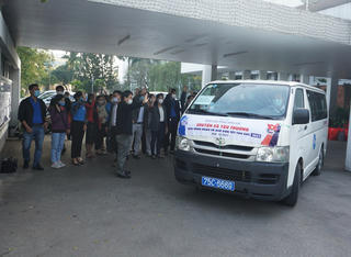 Chuyến xe yêu thương chở bệnh nhân nghèo về quê đón Tết