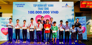 Tập đoàn Đất Xanh hỗ trợ học sinh nghèo và gia đình khó khăn trên địa bàn xã Long Đức