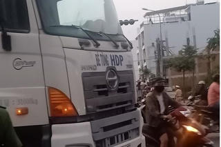 Bé gái lớp 2 bị xe trộn bê tông cán tử vong tại chỗ