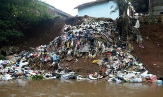 Indonesia quyết tâm ‘xóa tên’ con sông bẩn nhất thế giới