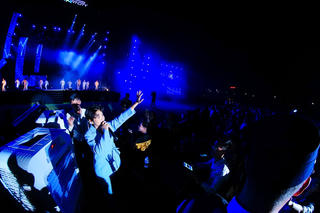 Love Songs Party 2: Fan tạo 'mưa đom đóm' ấn tượng từ đèn flash