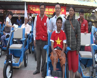 Trao 70 chiếc xe lăn cho người khuyết tật