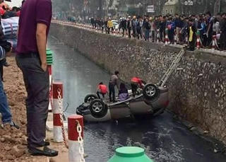 Ô tô 4 chỗ lật ngửa dưới mương nước