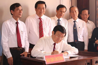 Chủ tịch nước Trương Tấn Sang  thăm Khu lưu niệm Luật sư Nguyễn Hữu Thọ