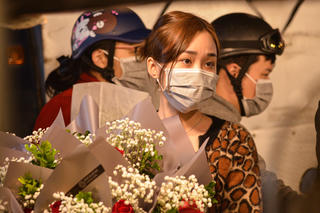 [ẢNH] Chợ hoa lớn nhất Thủ đô tấp nập người mua bán trước ngày 20-10