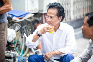 Bắt gặp danh ca Chế Linh ‘trà đá vỉa hè’ ở Hà Nội