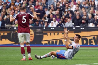 Trọng tài Ngoại hạng Anh nhận sai khi không thổi 11m cho Ronaldo