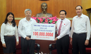 Phó Chủ tịch Trần Thanh Mẫn tiếp nhận ủng hộ quỹ Vì người nghèo