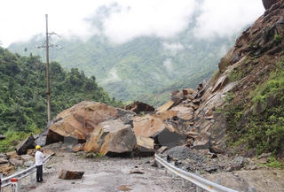 Sập cầu Nậm Ban tại Sơn La do nước lũ từ thượng nguồn đổ về
