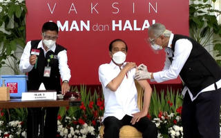 Tổng thống Indonesia tiêm vaccine ngừa Covid-19