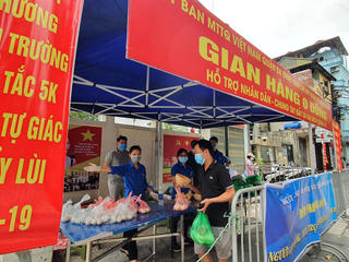 Phiên chợ ấm lòng lao động nghèo