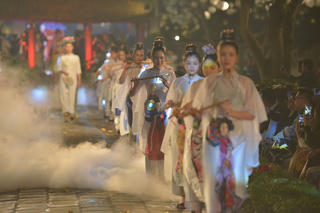 'Áo dài của chúng ta' rực sáng tại Văn Miếu