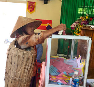Hà Tĩnh: Trời nắng nóng, cử tri mặc áo tơi đi bầu cử