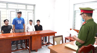 Cho rằng bị nhìn 'đểu', 6 thanh niên đánh một cô gái bị thương