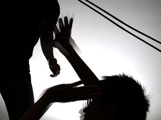 Thấy mẹ bị hành hung, thanh niên 21 tuổi đánh chết cha dượng