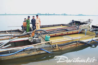 Bắt 2 tàu hút cát trái phép trên sông Hương