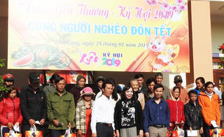Trao quà Tết cho 500 hộ nghèo của huyện Hòa Vang