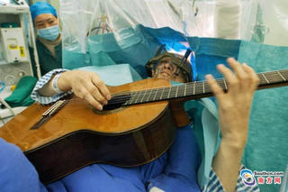 Nhạc sĩ vừa phẫu thuật não vừa chơi guitar