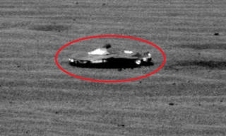 NASA phát hiện vật thể trông giống phi thuyền vũ trụ trên sao Hỏa