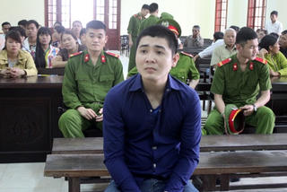 Kẻ tưới xăng đốt vợ con bị tuyên án 20 năm tù