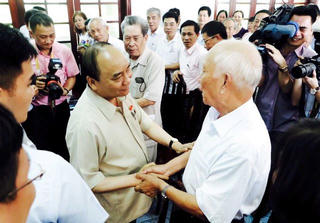 Đẩy 'bánh xe cải cách'