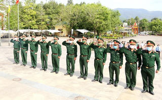 Quảng Ngãi: Lãnh đạo tỉnh thăm, tặng quà tại huyện Ba Tơ