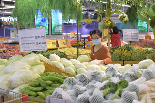 Nguồn thực phẩm dồi dào, thịt lợn vẫn đắt