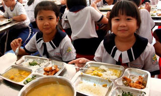 Giám sát bữa ăn học đường: Phụ huynh vào cuộc